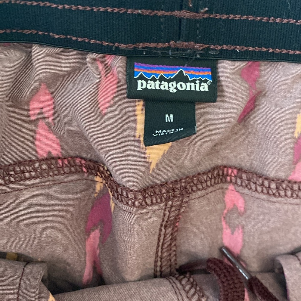 Patagonia 5” baggies women’s size medium EUC maroon chevron - Picture 3 of 5